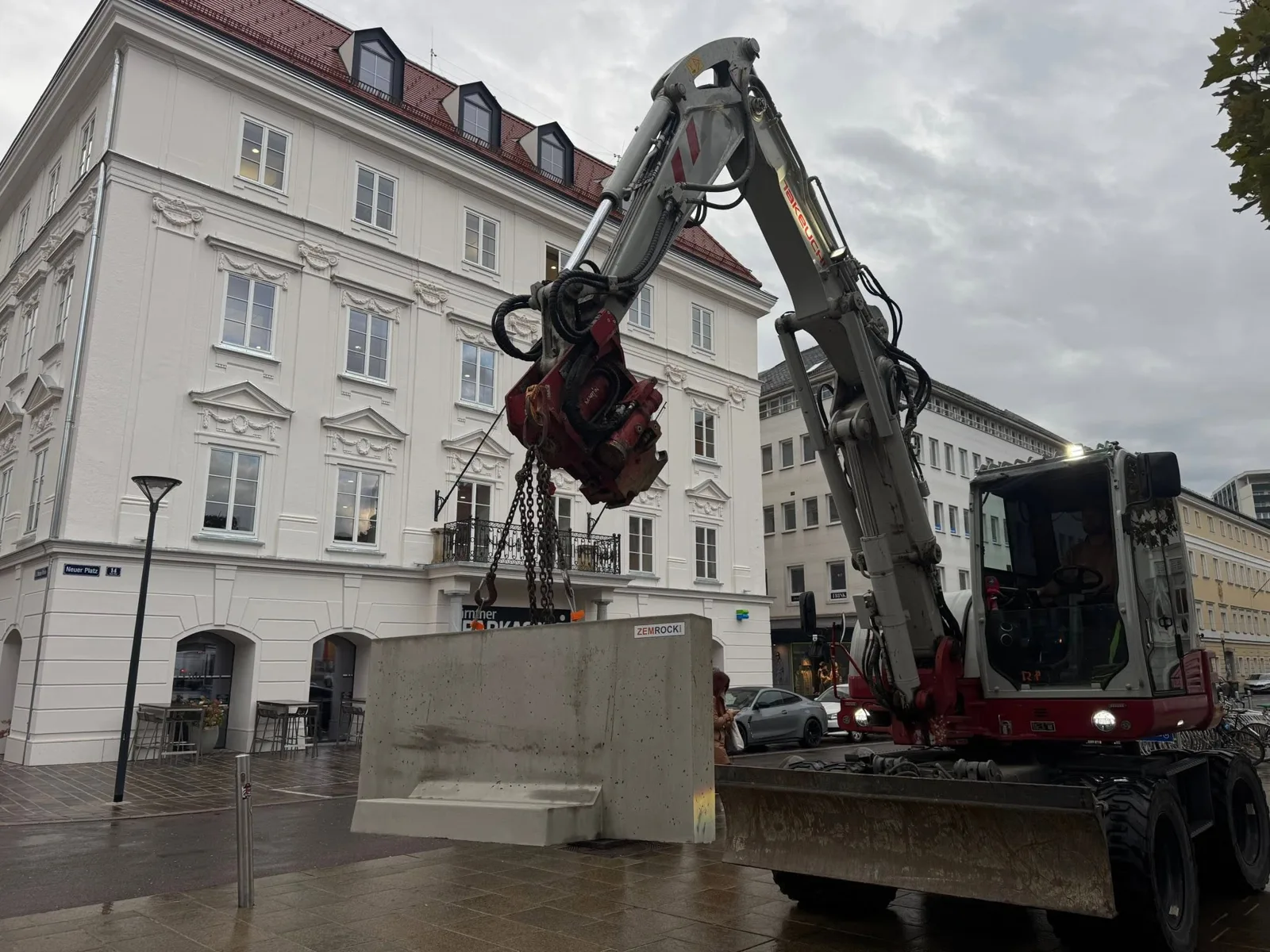 Betonfertigteile von ZEMROCK als baulicher Terrorschutz, weitere Ansicht