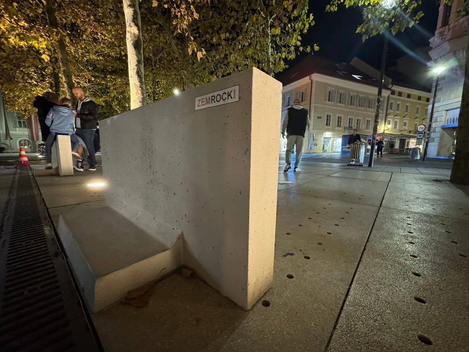 Betonfertigteile von ZEMROCK als baulicher Terrorschutz auf einem öffentlichen Platz