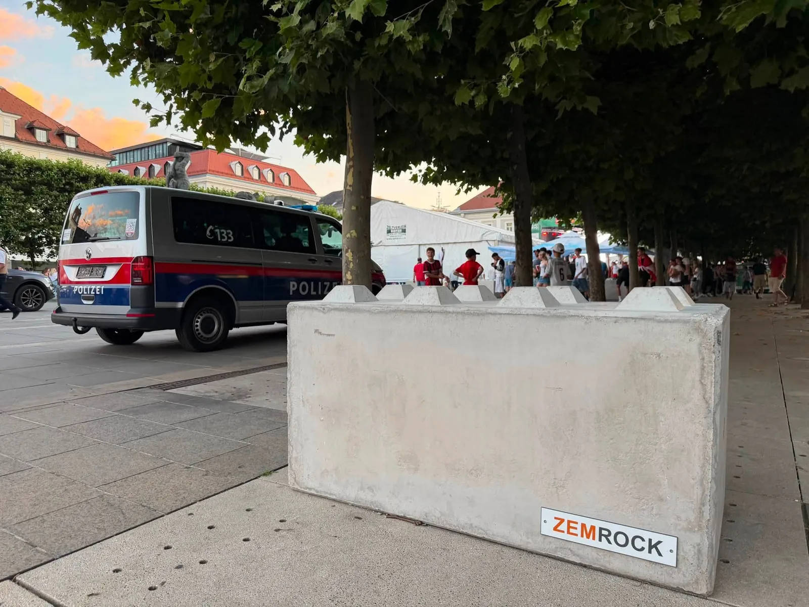 Massive Betonpoller von ZEMROCK als Zufahrtssperre bei der Fußball-WM in Klagenfurt