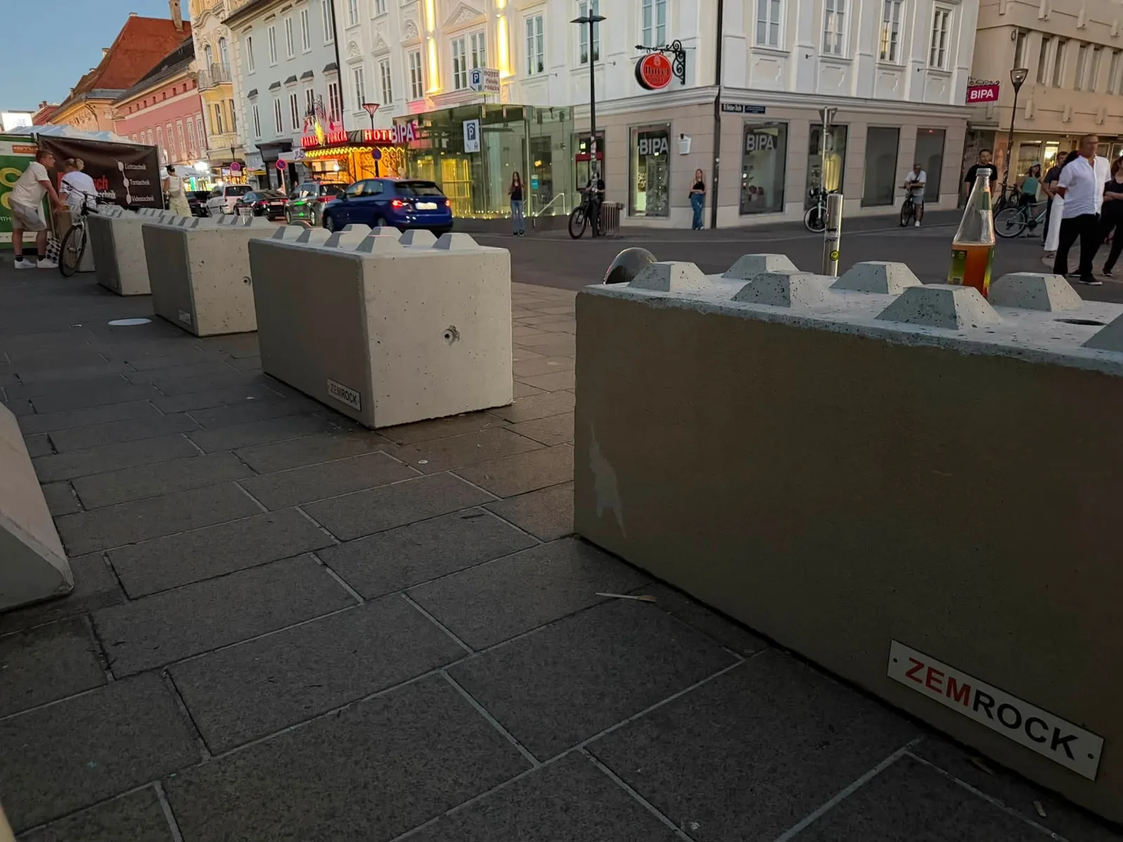 Betonpoller und massive Zufahrtssperren von ZEMROCK bei der Fußball-WM am Neuen Platz in Klagenfurt