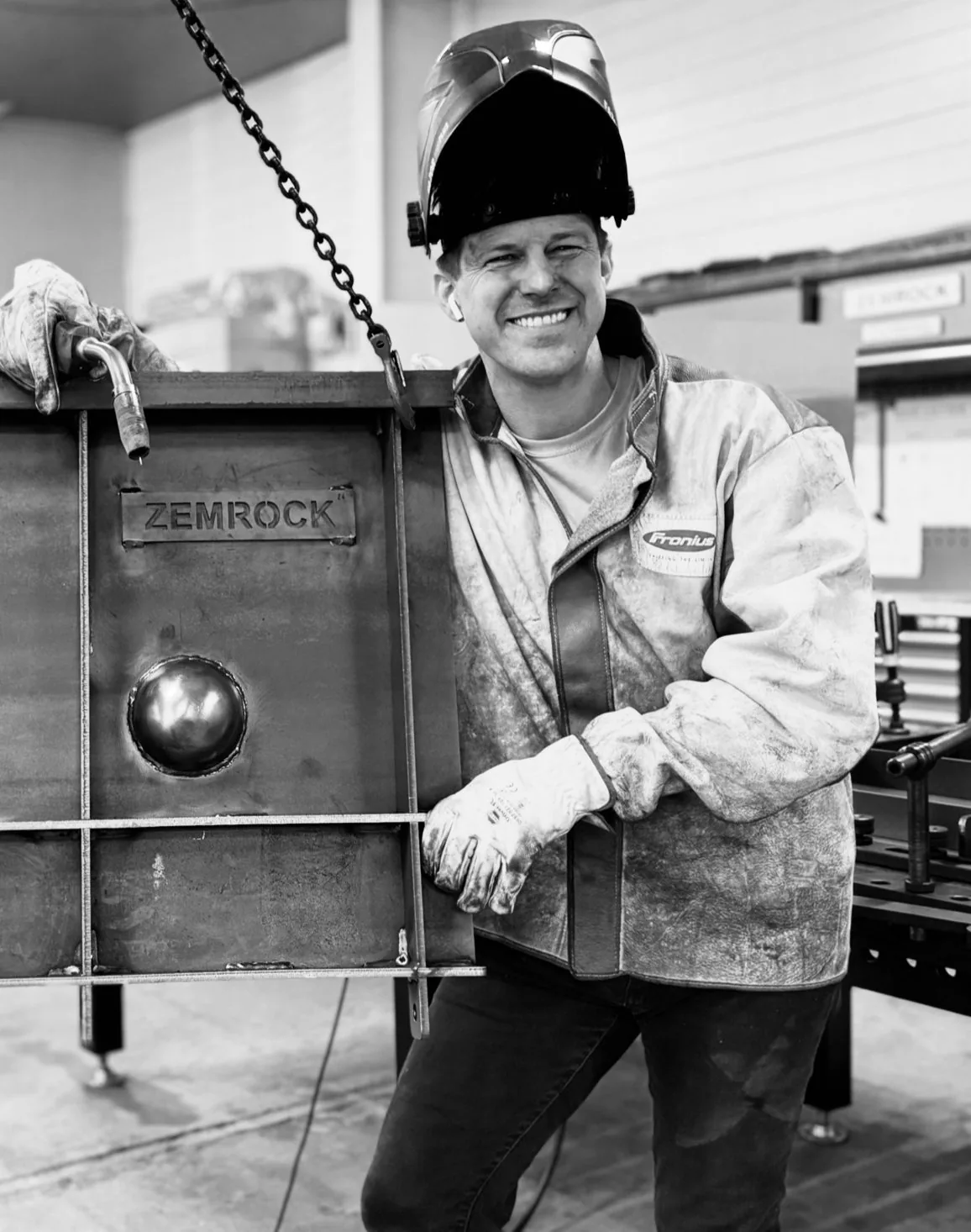 Baumeister mit ZEMROCK-Stahlschalung in der Fertigung