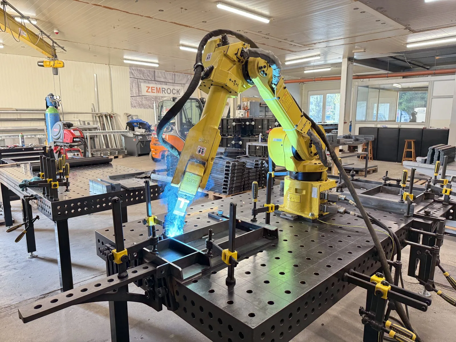 Schweißroboter fügt eine Stahlschalung bei ZEMROCK