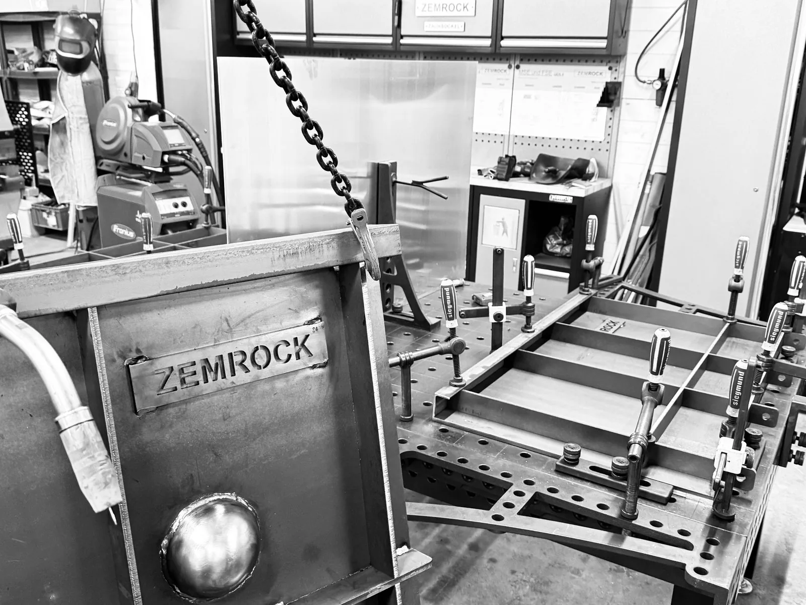 Stahlschalung für ZEMROCK-Stützwände im Aufbau