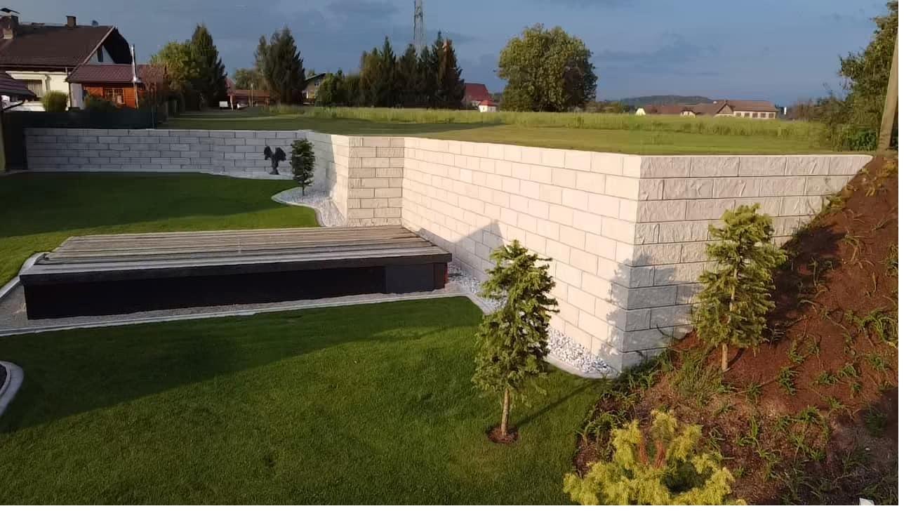 ZEMROCK-Stützwand im Garten