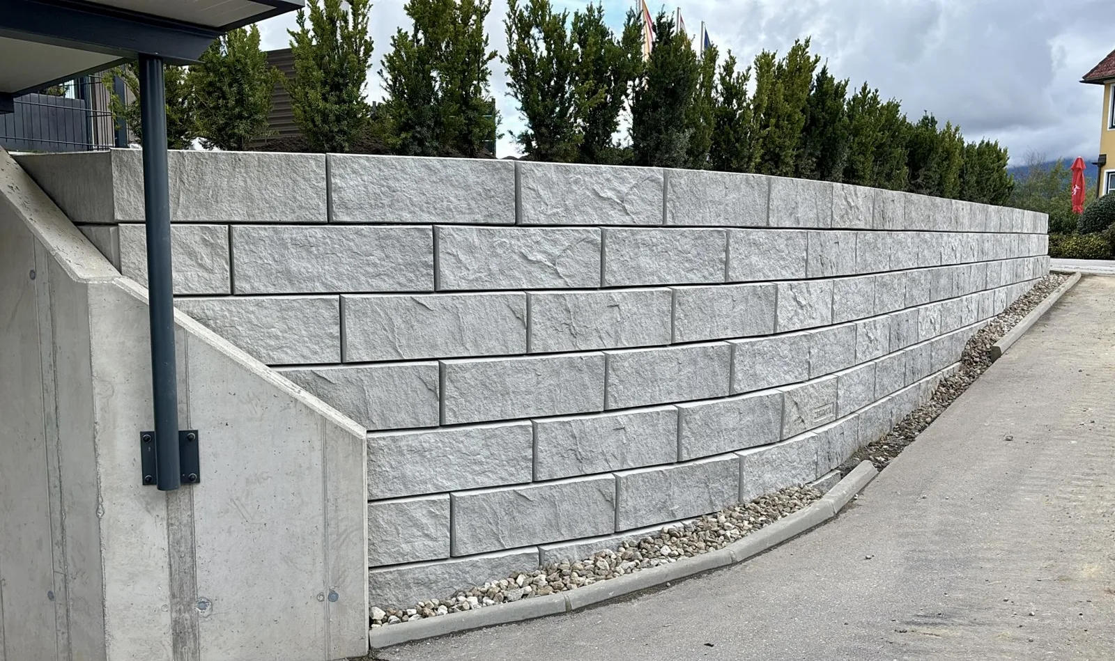 Stützwand aus ZEMROCK Betonfertigteilen an einer Terrasse in St. Kanzian