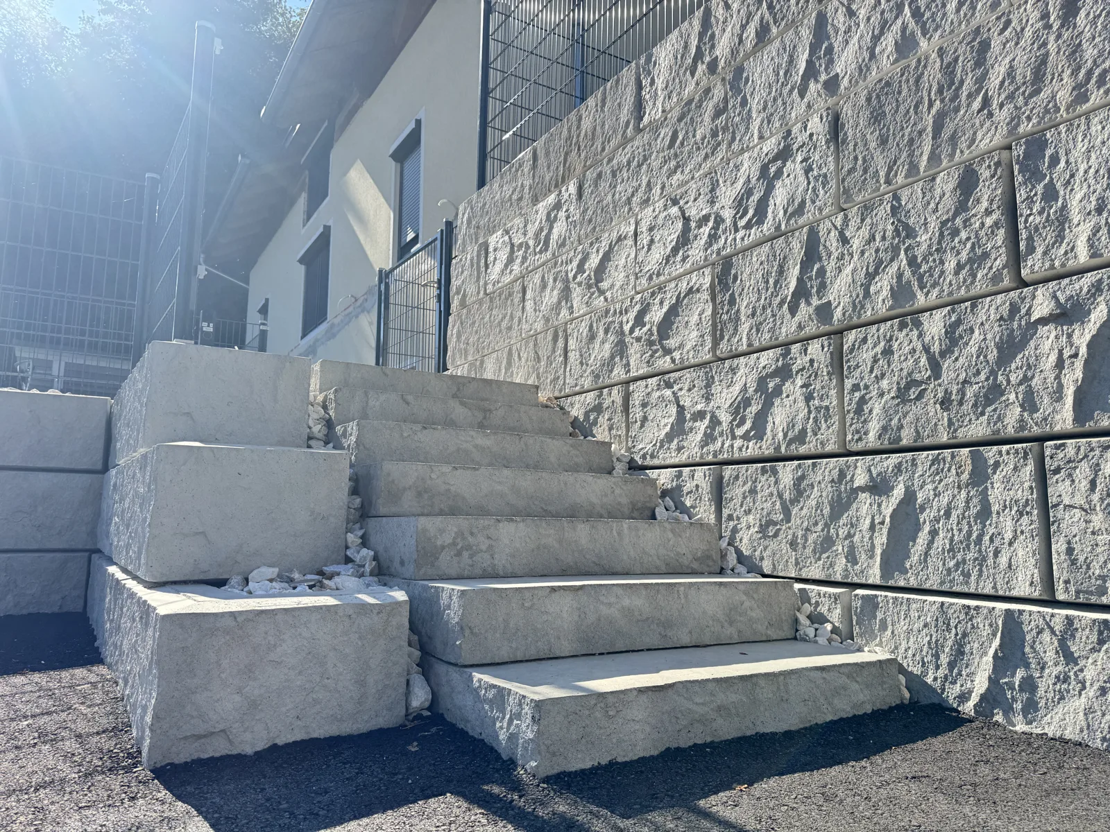 Seitliche Sicherung aus ZEMROCK Betonfertigteilen mit Stufen an einer Abfahrt