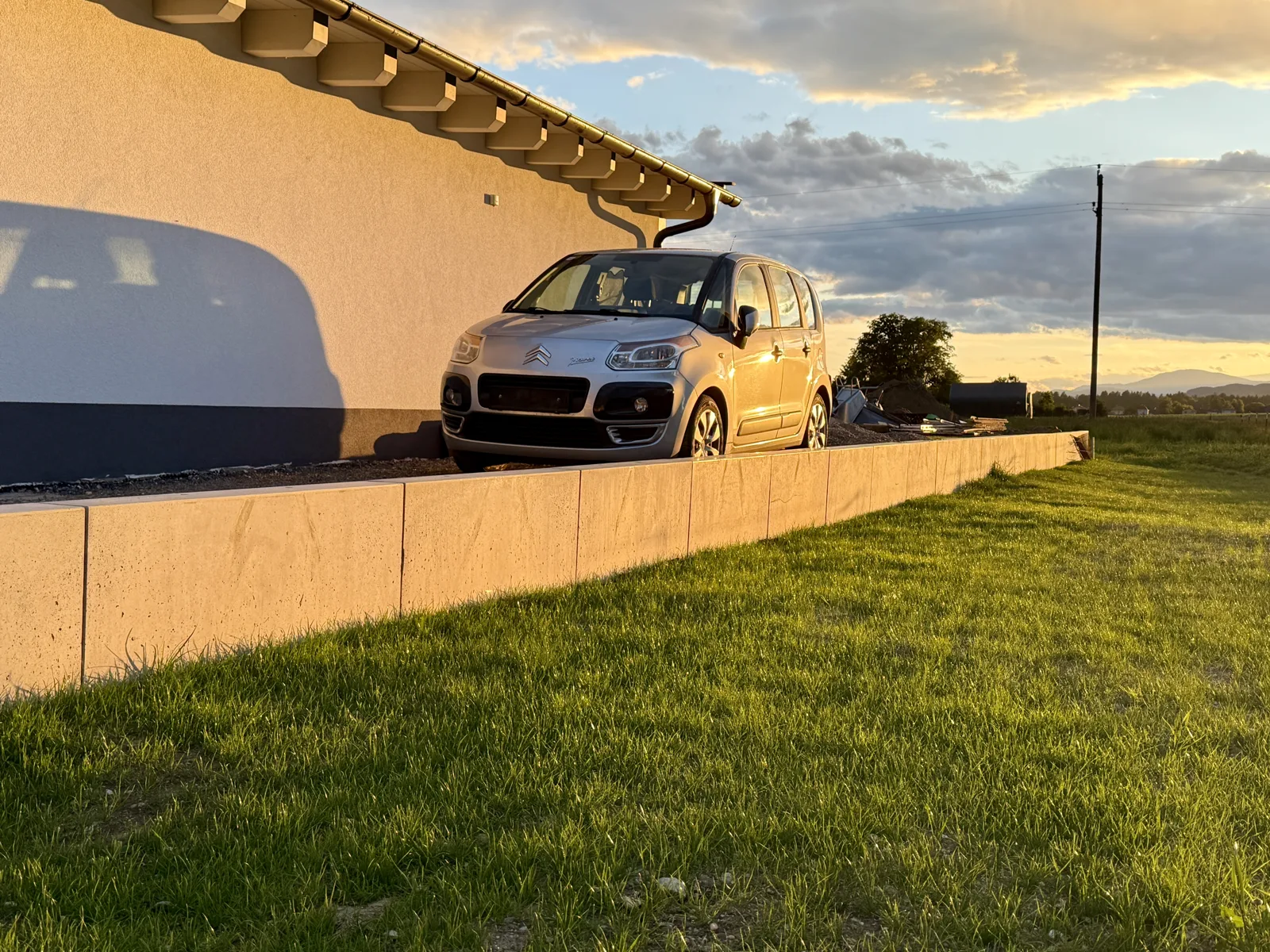 Zaunsockel aus Beton von ZEMROCK bei Abendlicht