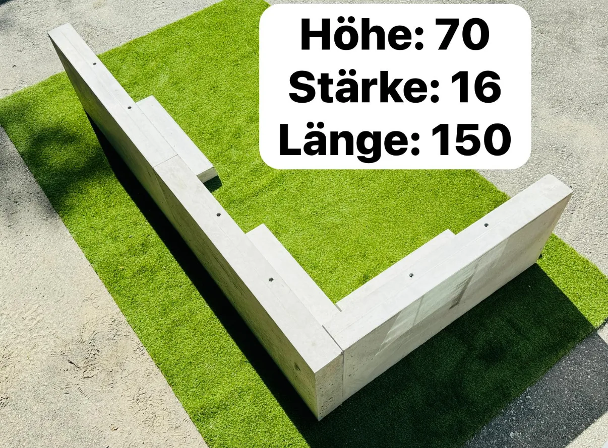 Fertiger Zaun auf Zaunsockel-Fertigteilen aus Beton von ZEMROCK