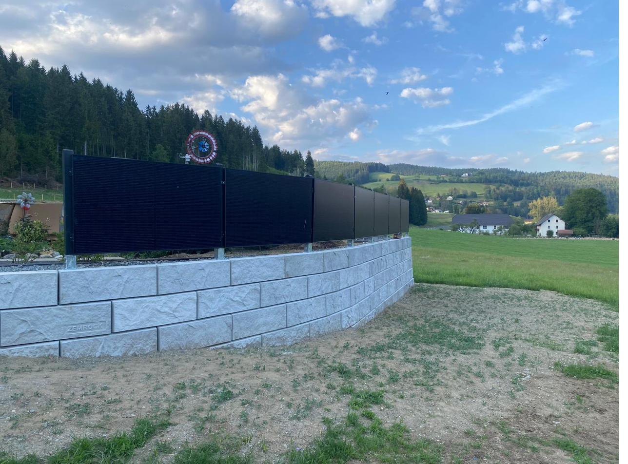 Sichtschutzzaun auf Zaunsockel aus Beton von ZEMROCK