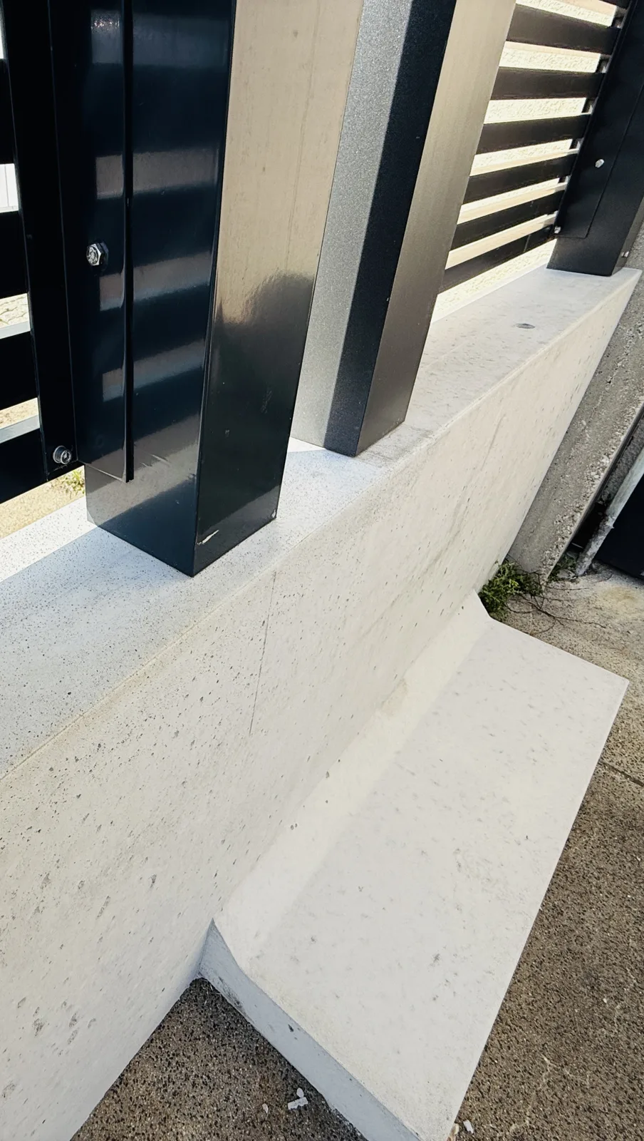 Versetzen eines Zaunsockel-Fertigteils aus Beton mit abgesetztem Stützfuß von ZEMROCK