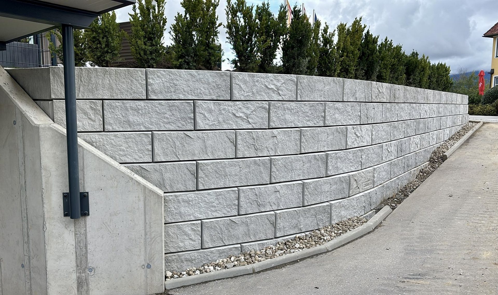Geschwungene Stützwand-Lösung aus Beton von ZEMROCK