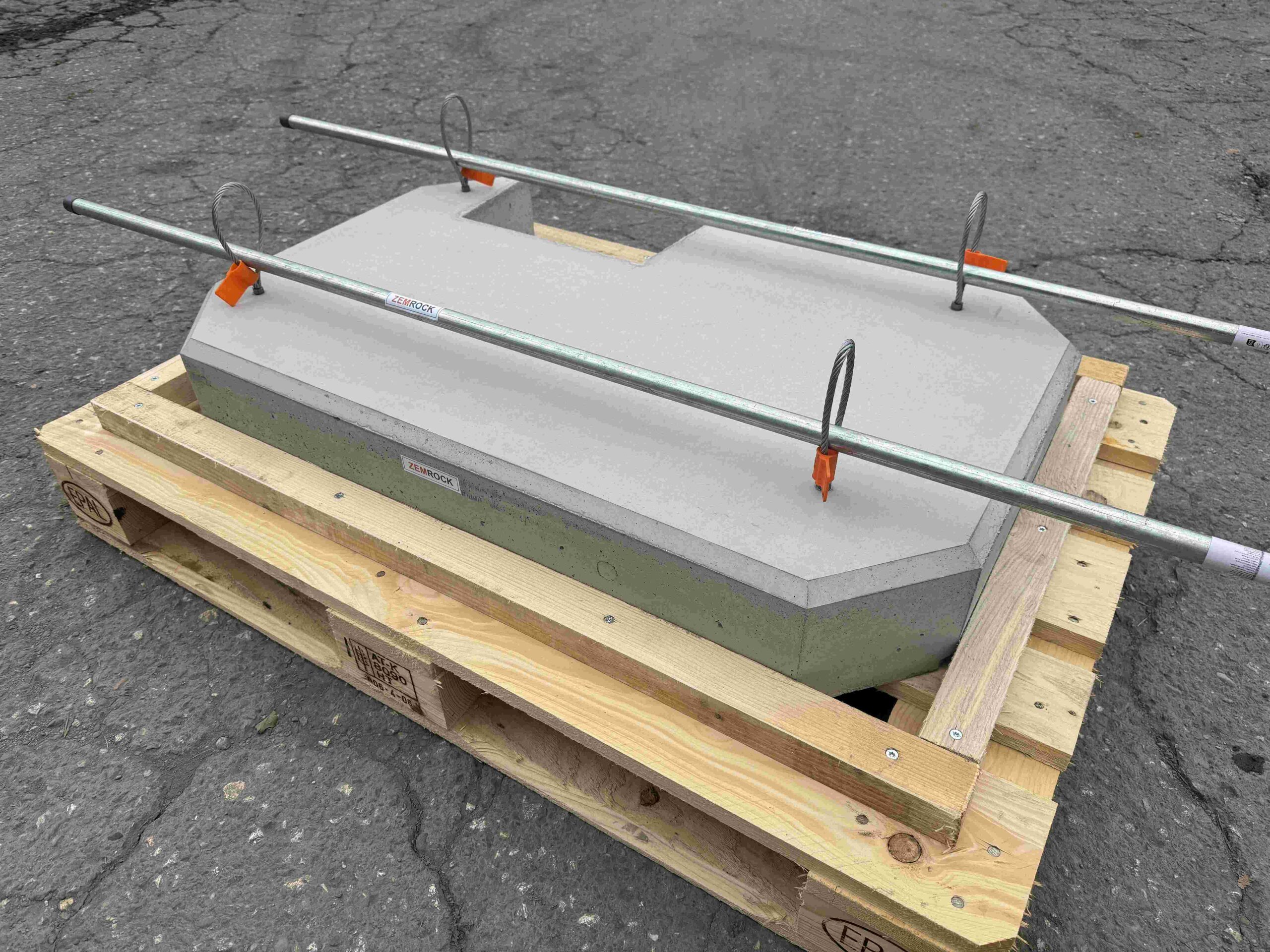 ZEMROCK-Wärmepumpen-Fundament aus Beton auf einer Palette