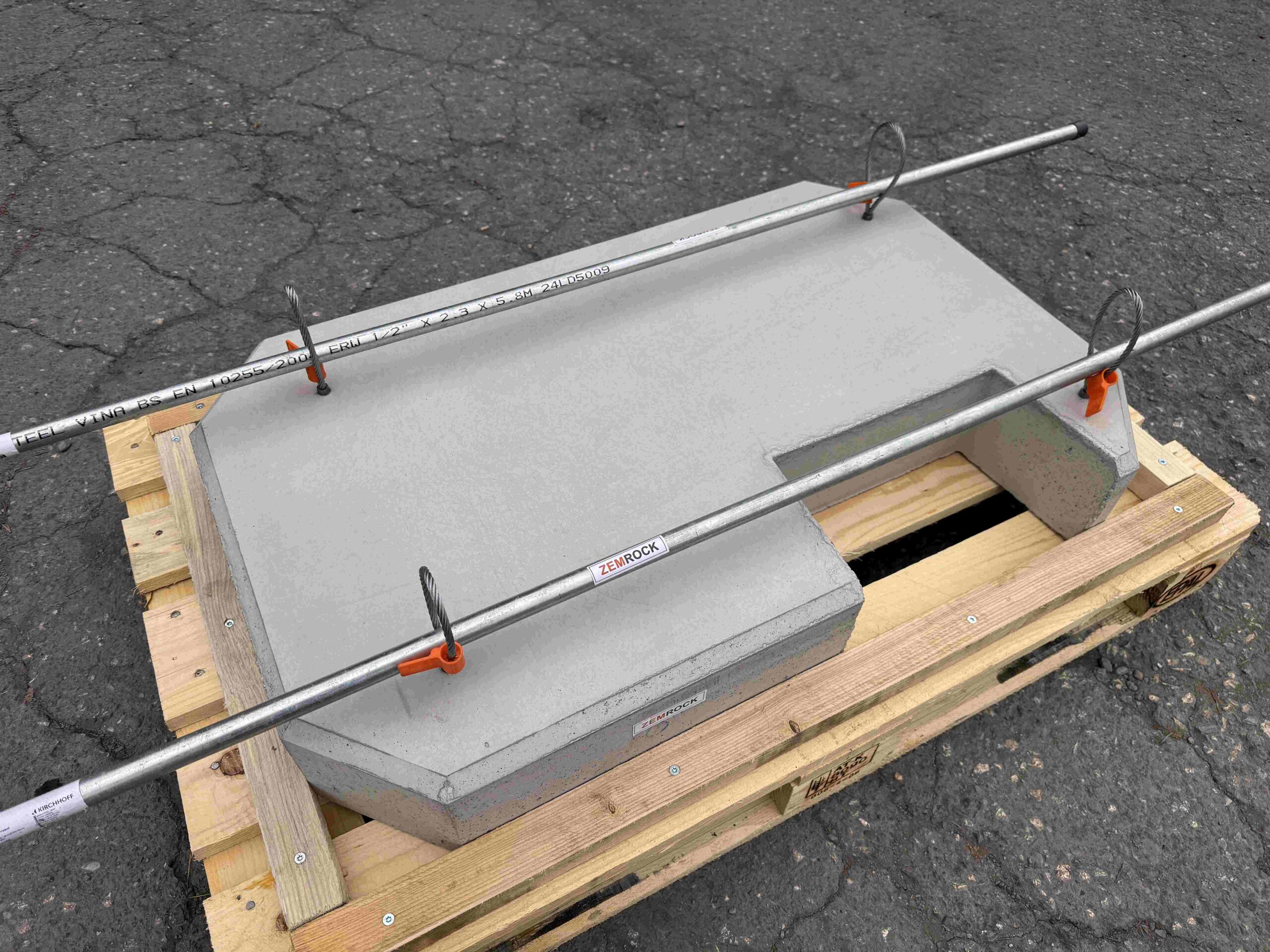 ZEMROCK-Betonfundament für eine Wärmepumpe auf einer Transportpalette